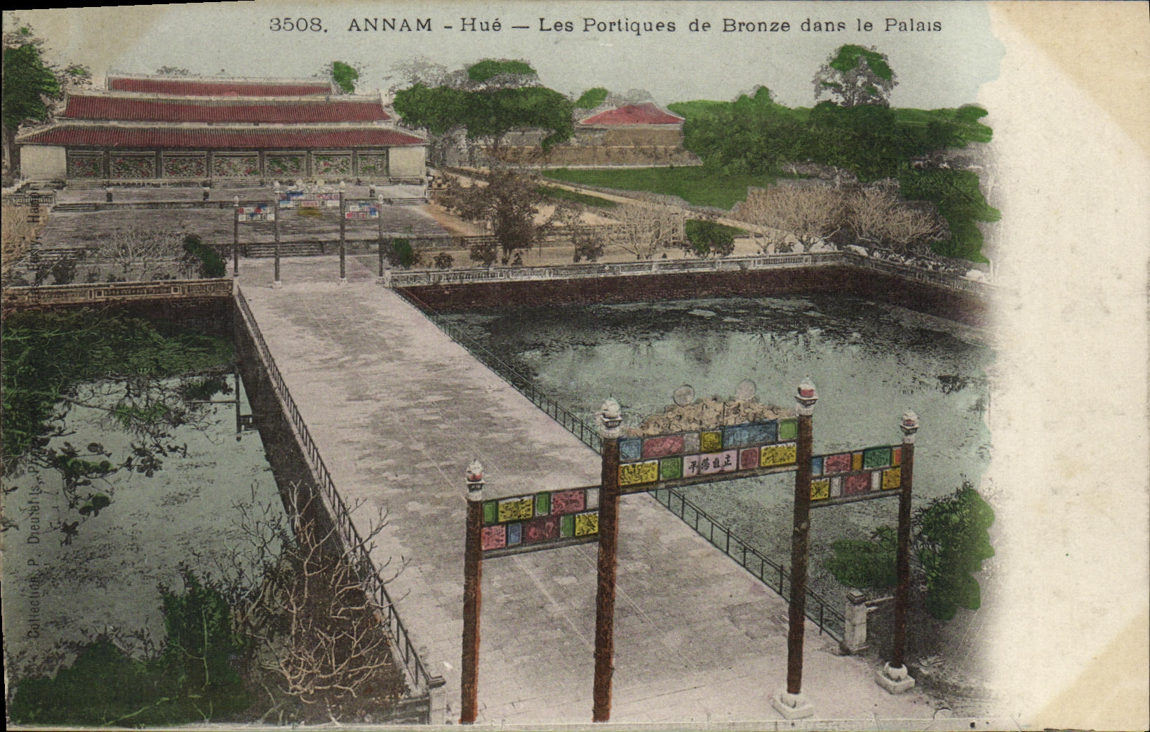 CPA Indochine Annam Hue Les portiques de Bronze dans le palais 