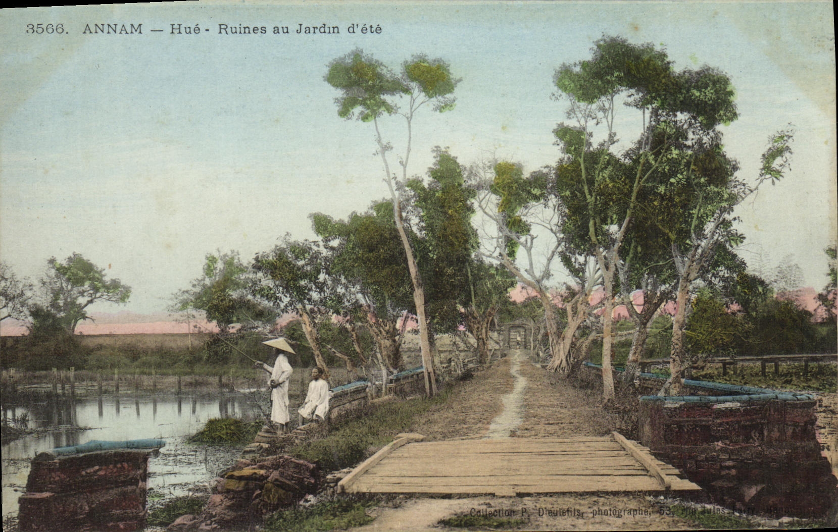 CPA Indochine Annam Hue Ruines au jardin d'ete 