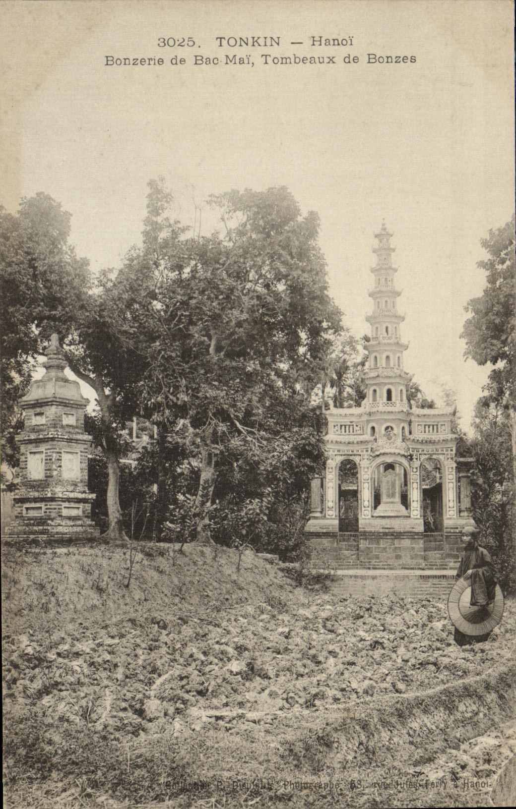 CPA Indochine Tonkin Hanoi Bonzerie de Bac Mai Tombeaux de Bonze 