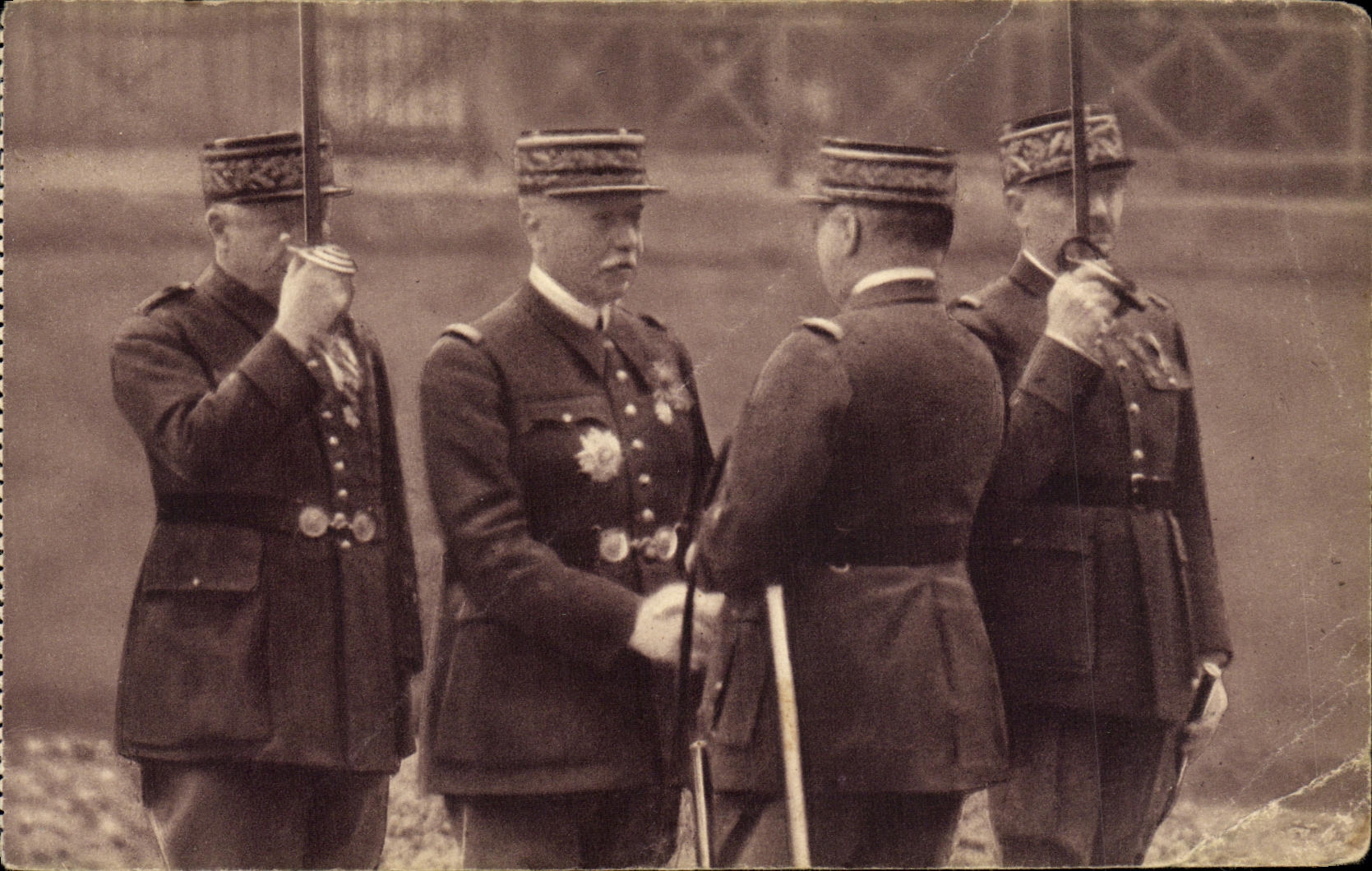CPA Militaria Remise de Decorations