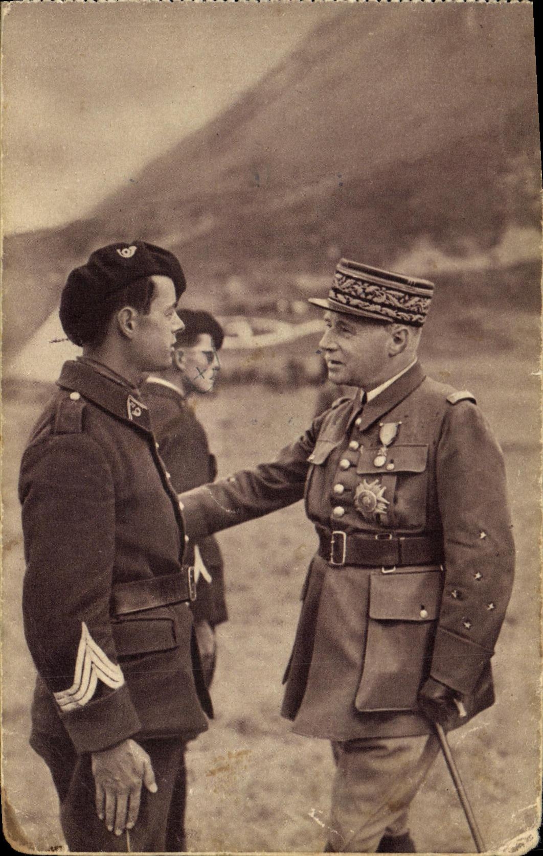 Le Général Gamelin, Vice-Président du Conseil Supérieur de la Guerre, causant avec un sous-officier — Georges Lang, Paris
