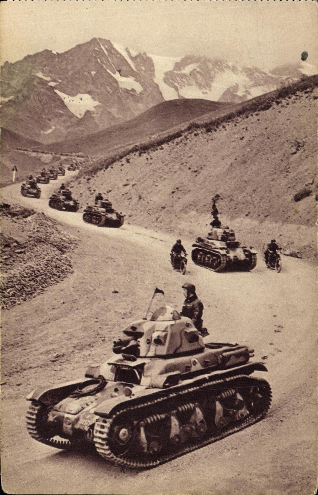 CPA Militaria Chars en montagne Tanks