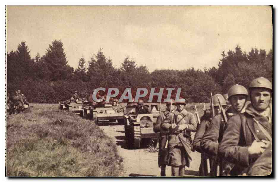 CPA Militaria Infanterie avec ses chenillettes