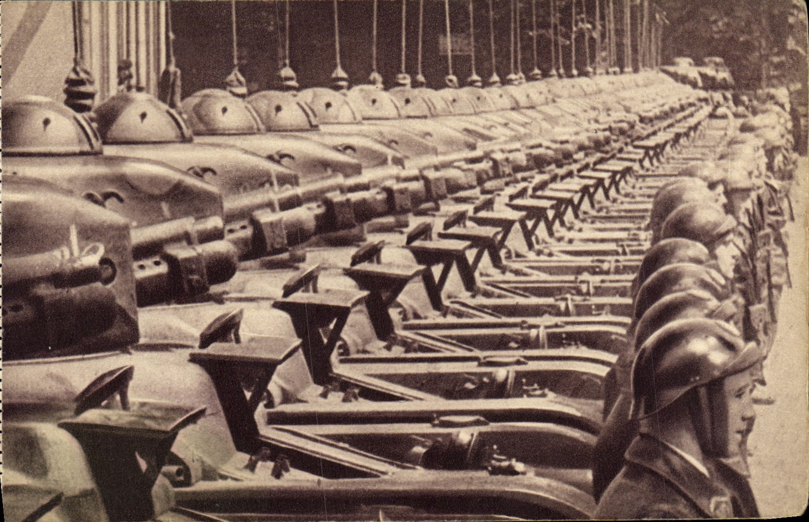 CPA Militaria Chars modernes Tanks 