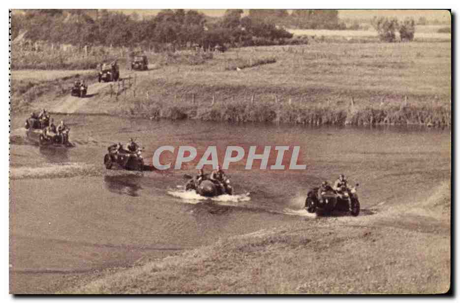 CPA Militaria Peloton moto passant un gue 