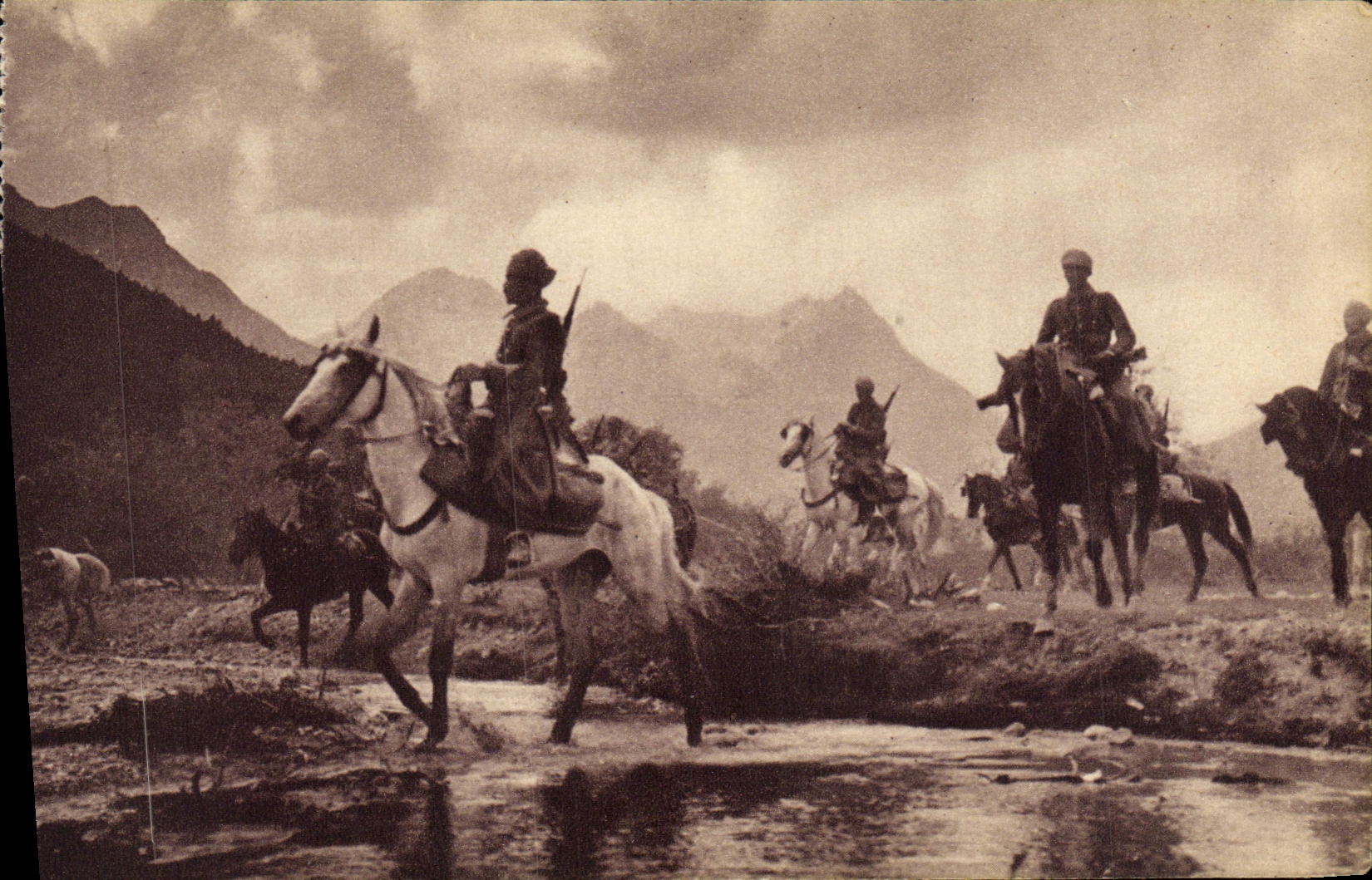 CPA Militaria Spahs en reconnaissance Chevaux