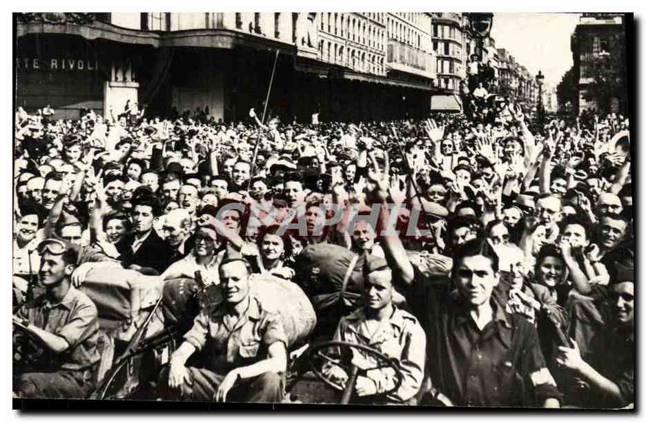CPA Militaria 26 aout 1944 La foule acclamant le general de Gaullle place de l'hotel de ville 