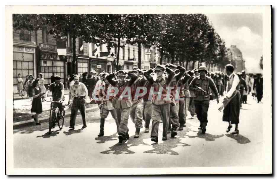 CPA Militaria Liberation de Paris Prisonniers allemands 