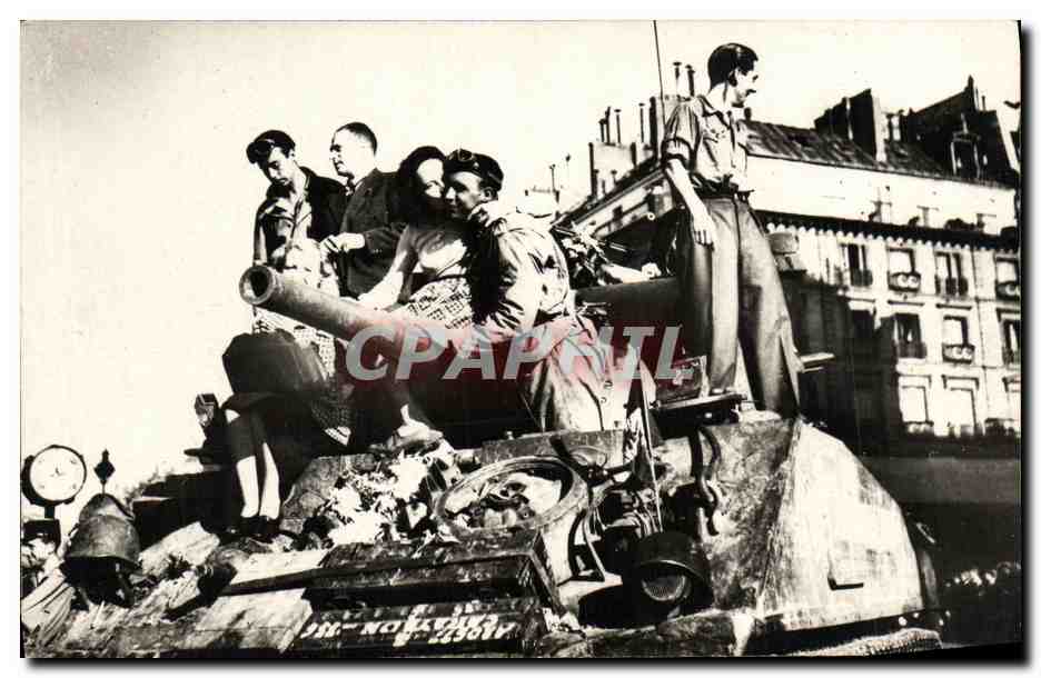 CPA Militaria L'accueil des parisiens aux soldats de Leclerc