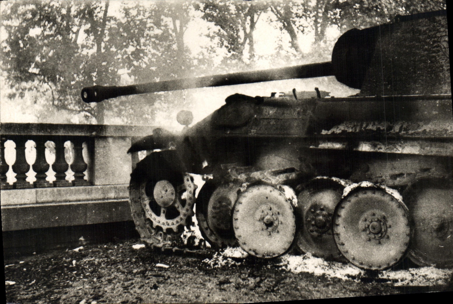 Tigre brûlé dans les Tuileries — Combat avec l'armée Leclerc — Éditions S.R. Photo Serge