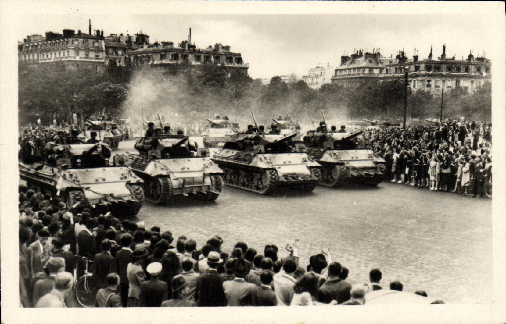 CPA Militaria Liberation de Paris Les tanks de la division Leclerc Place de l'Etoile