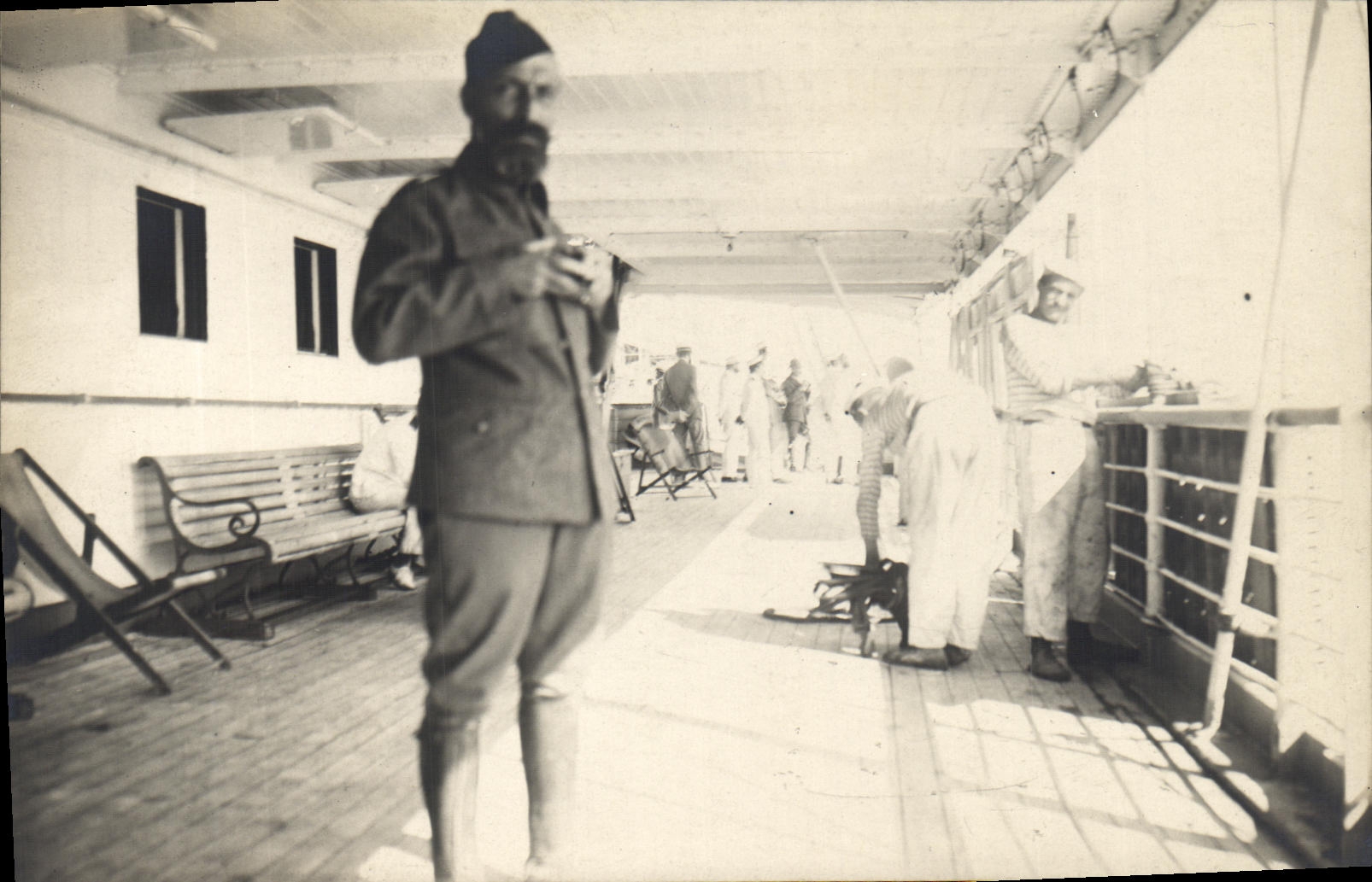 CARTE PHOTO Bateau Sur le pont du Divona 