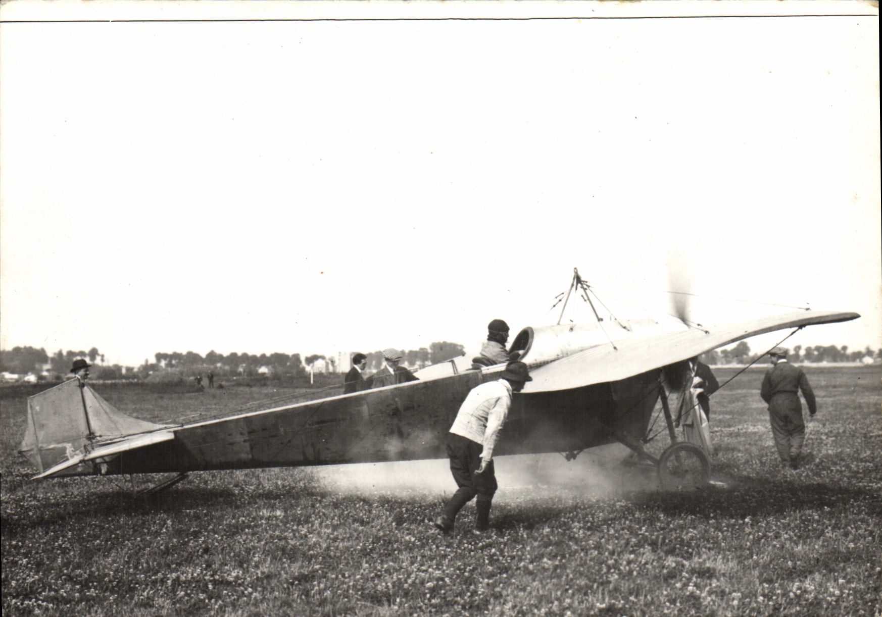 Militärische Luftfahrt — Start eines Flugzeugs mit niedrigen Flügeln — Edition Guitry & Leclerc