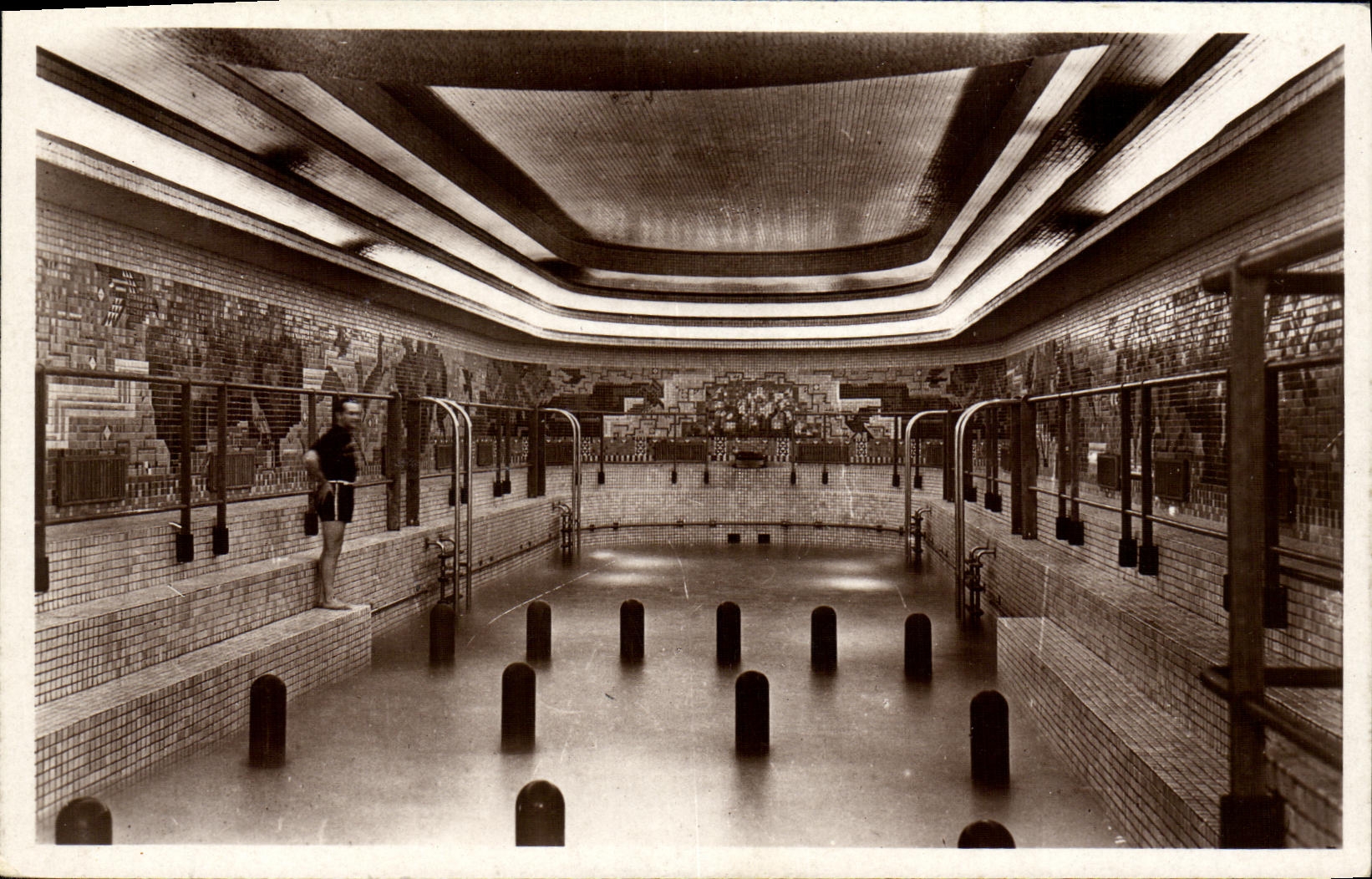Intérieur du Paquebot — La Piscine — Photo Hamilton
