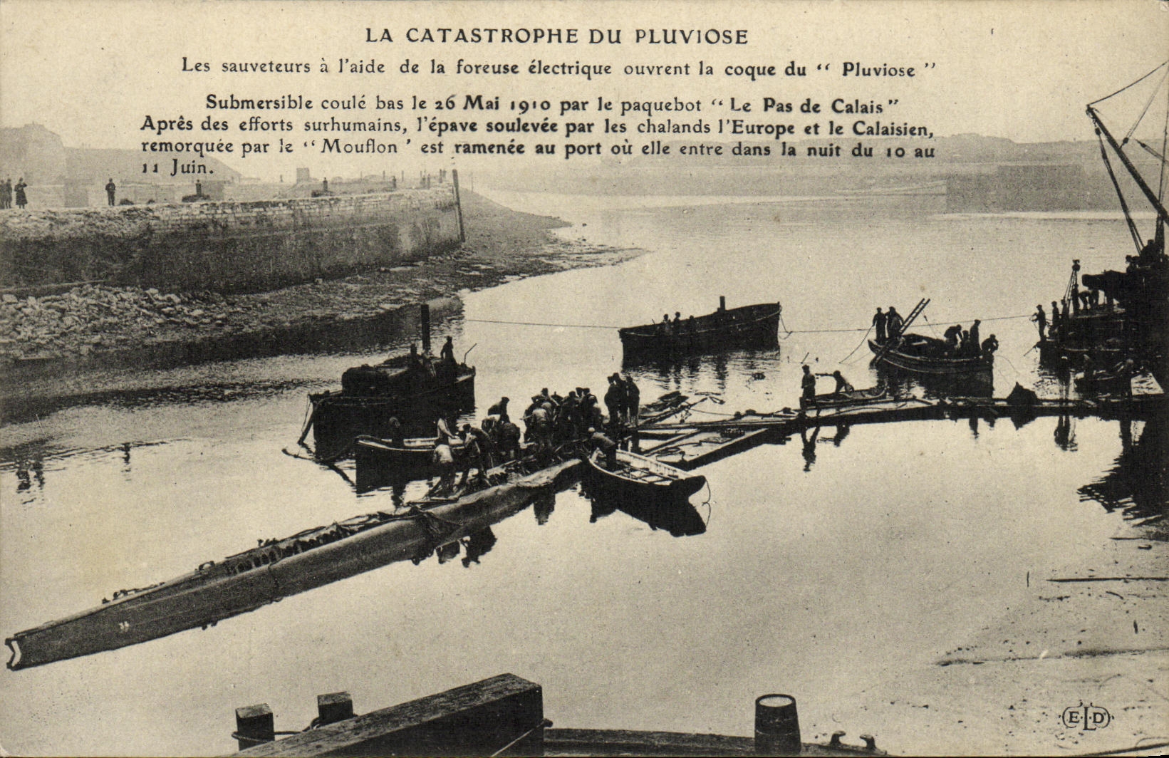 CPA Bateau Catastrophe du Pluviose La sauveteurs a l'aide de la foreuse electrique ouvrent la coque 