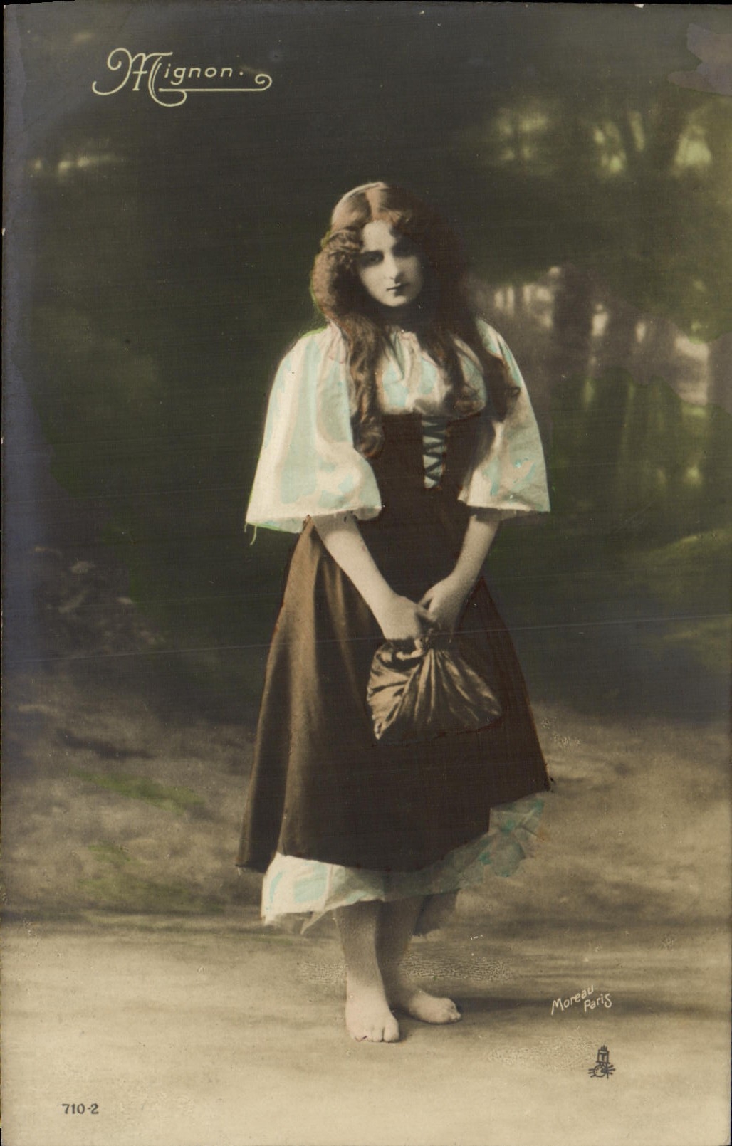 Jeune femme en robe à corset — studio Moreau — série 710-2, éditeur Mignonn, Paris