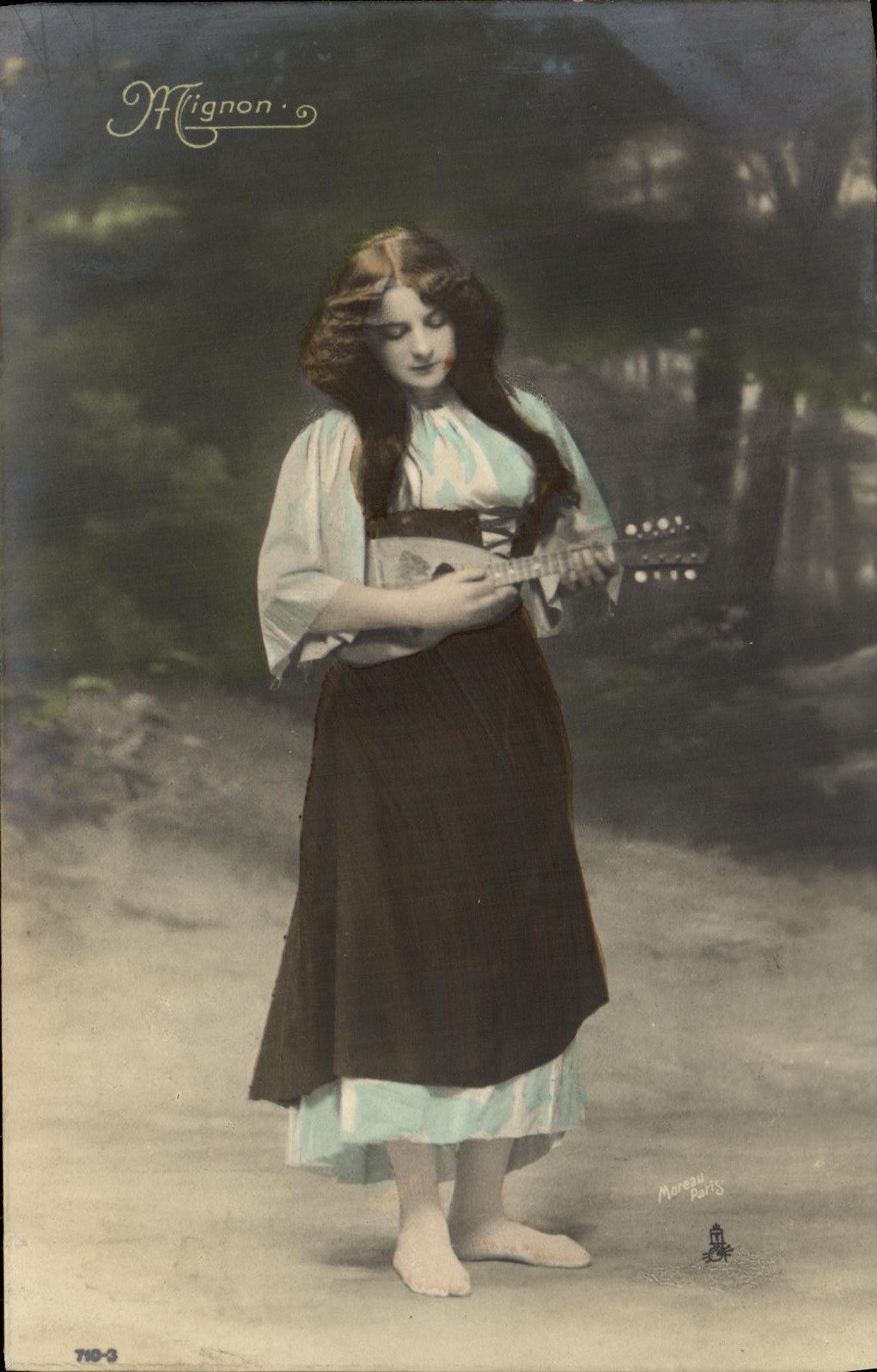 Young woman playing the mandolin — Mignon, series 710-3 — Mignon, Paris