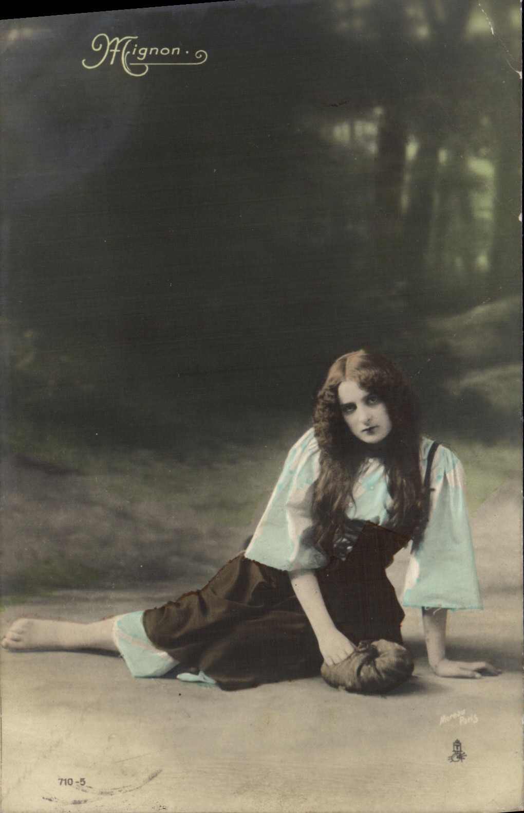 Femme assise au sol — scène de studio — Mignon, série 710-5