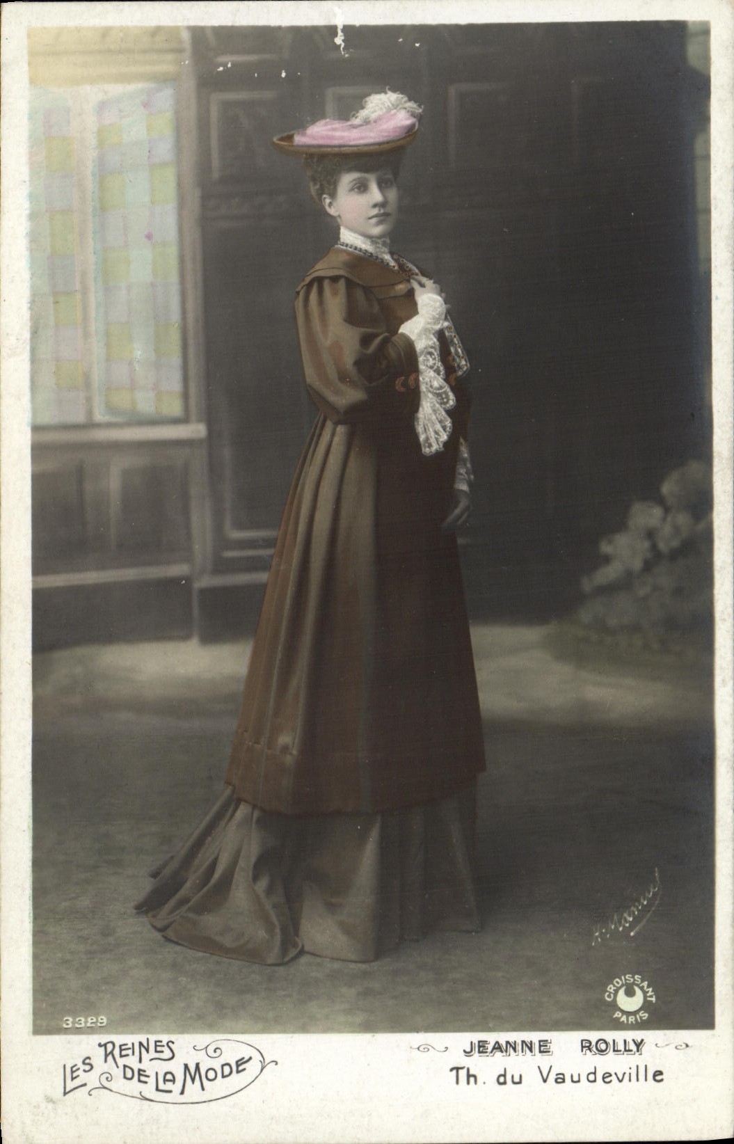 Jeannie Rolly — modèle de mode — Th. du Vaudeville, Paris, n°3329