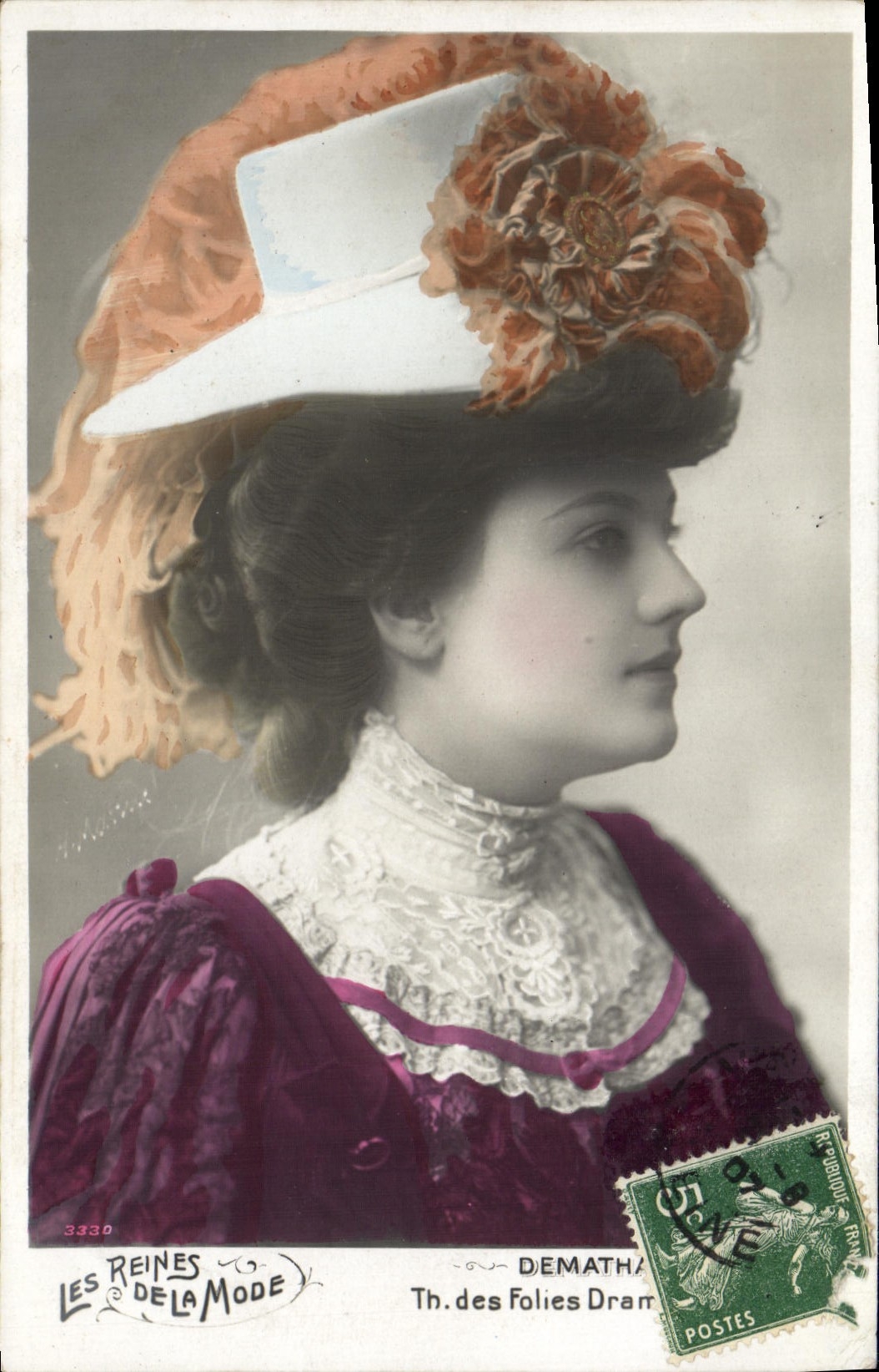 Femme en chapeau orné — Théâtre des Folies-Dramatiques — Les Reines de la Mode, n°3330