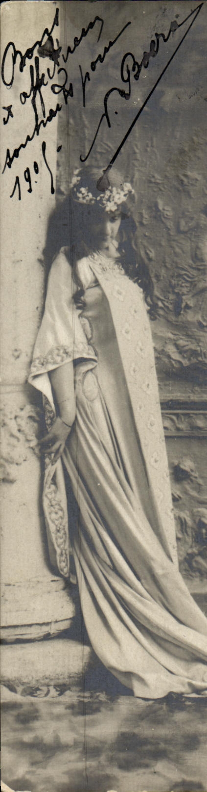 Femme en robe longue et cape — Paris — éditeur Ricordo, n° 100