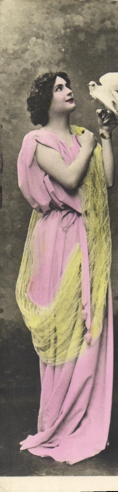 Femme en robe rose et jaune tenant un pigeon — carte postale de studio — éditeur inconnu