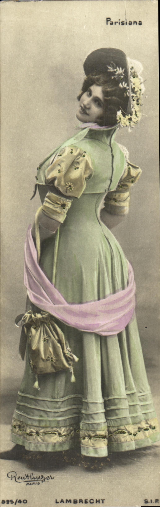 Parisiana — femme en robe verte ornée de motifs — éditeur Rewtlinger, n° 895/40