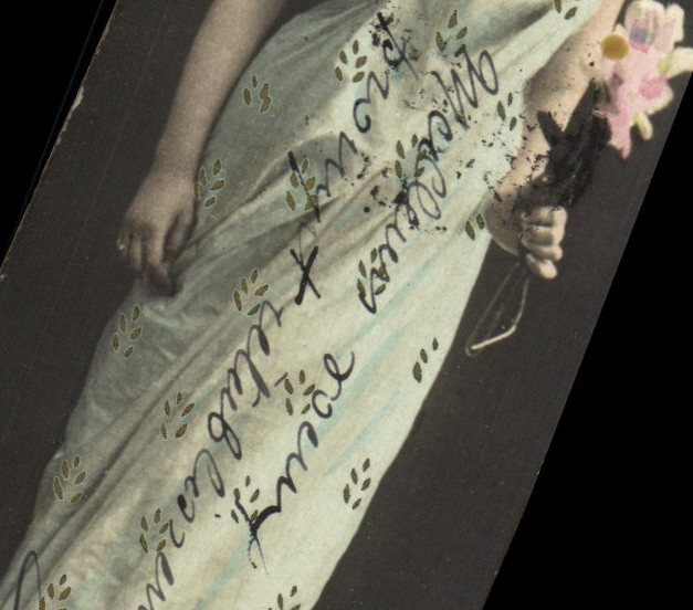 Femme en robe à motifs — éditeur inconnu — datée vers 1906