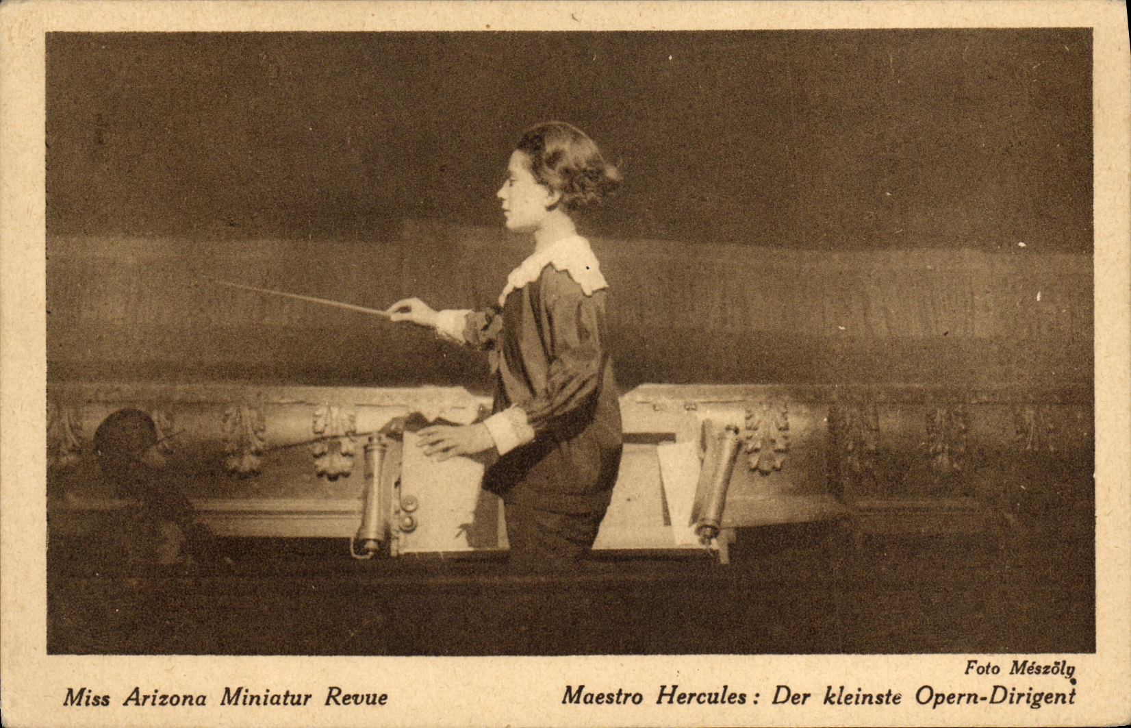 CPA Fantaisie Femme Maestro Hercules Musique 