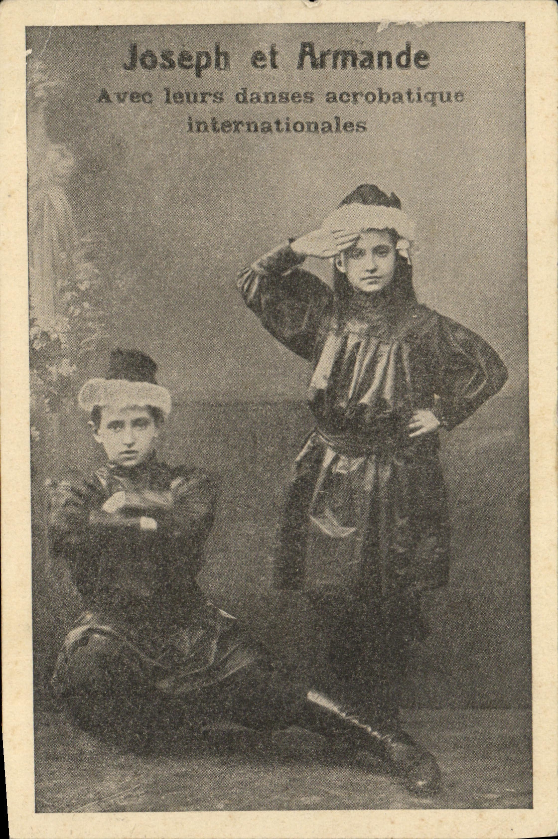 CPA Fantaisie Enfants Joseph et Armande Danse acrobatique