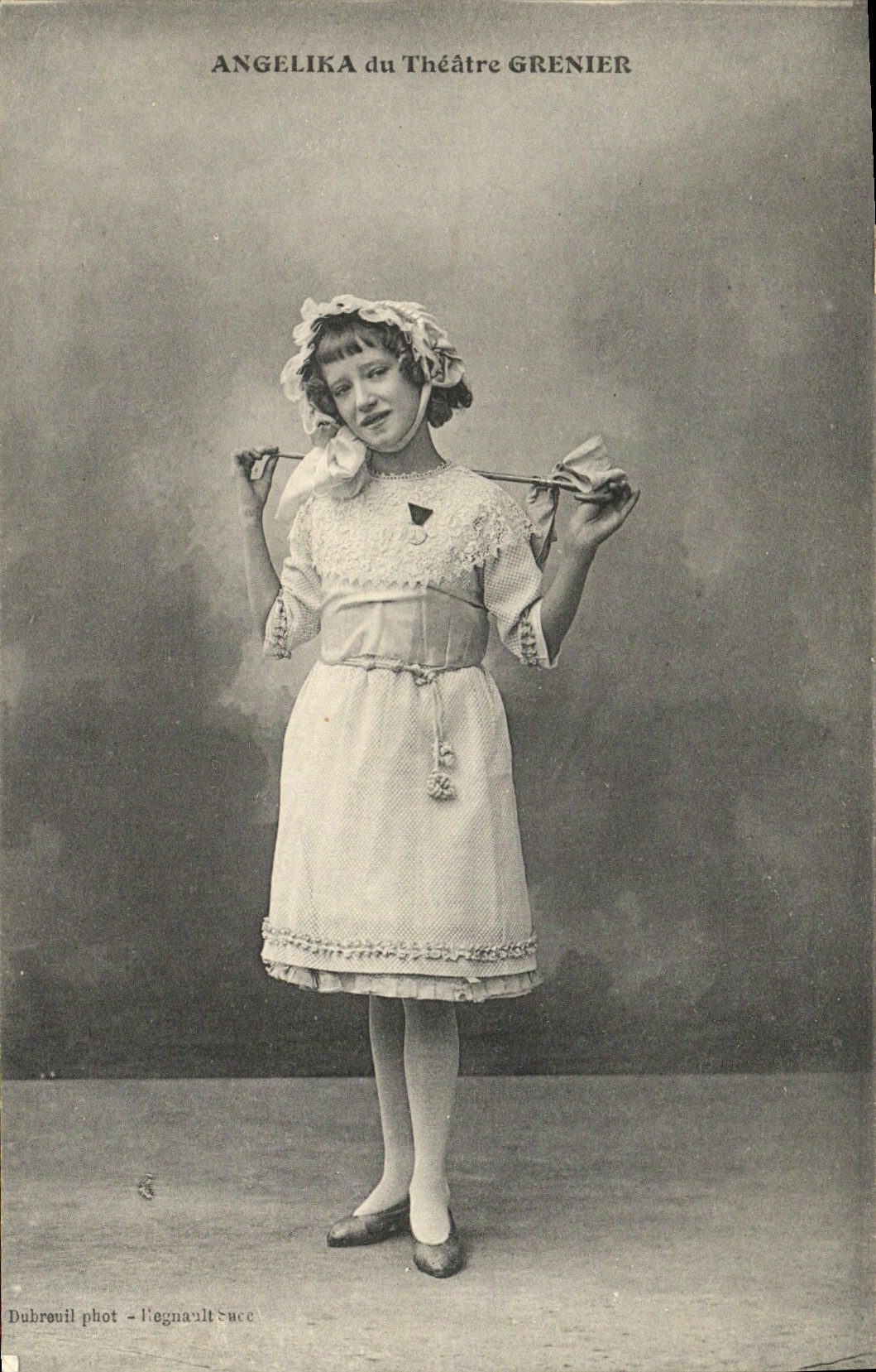 Angelika du Théâtre Grenier — photographe Dubreuil — n° de série non visible