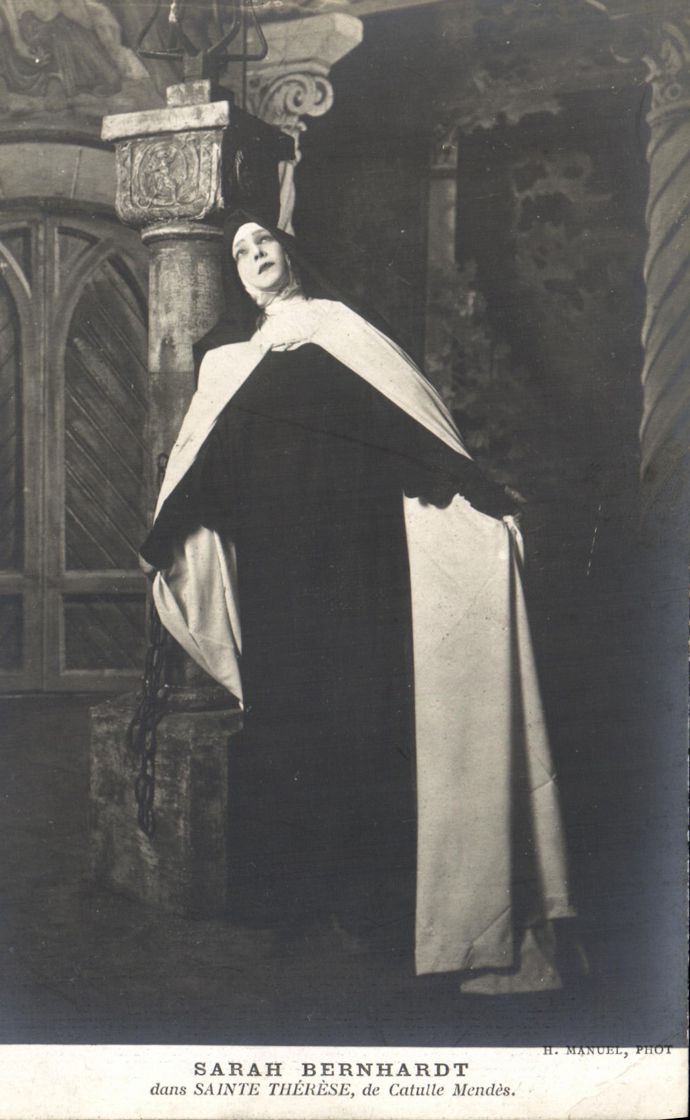 CPA Fantaisie Sarah Bernhardt dans Sainte Therese de Catulle Mendes