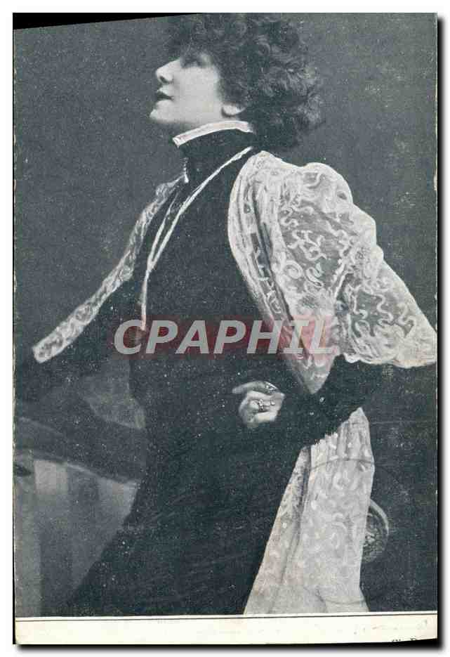 Femme en robe sombre et écharpe brodée — portrait — Union postale universelle