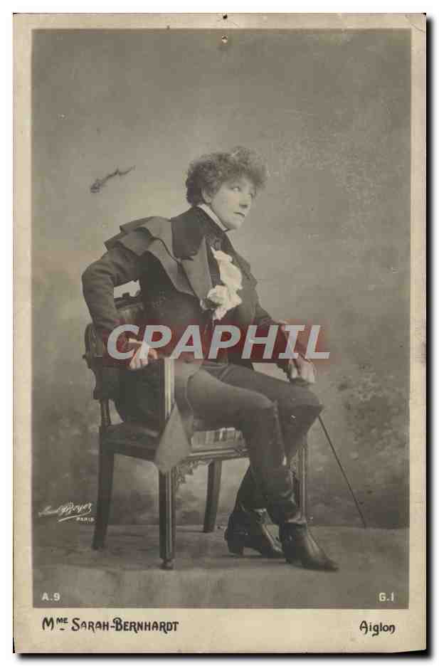Mme Sarah Bernhardt — en costume masculin — photographie de L. Aiglon, Paris