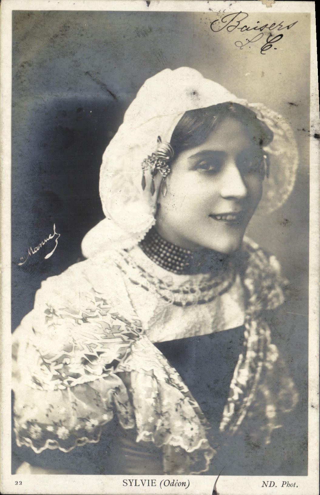 Sylvie (Odéon) — Portrait féminin en costume traditionnel — ND. Phot.