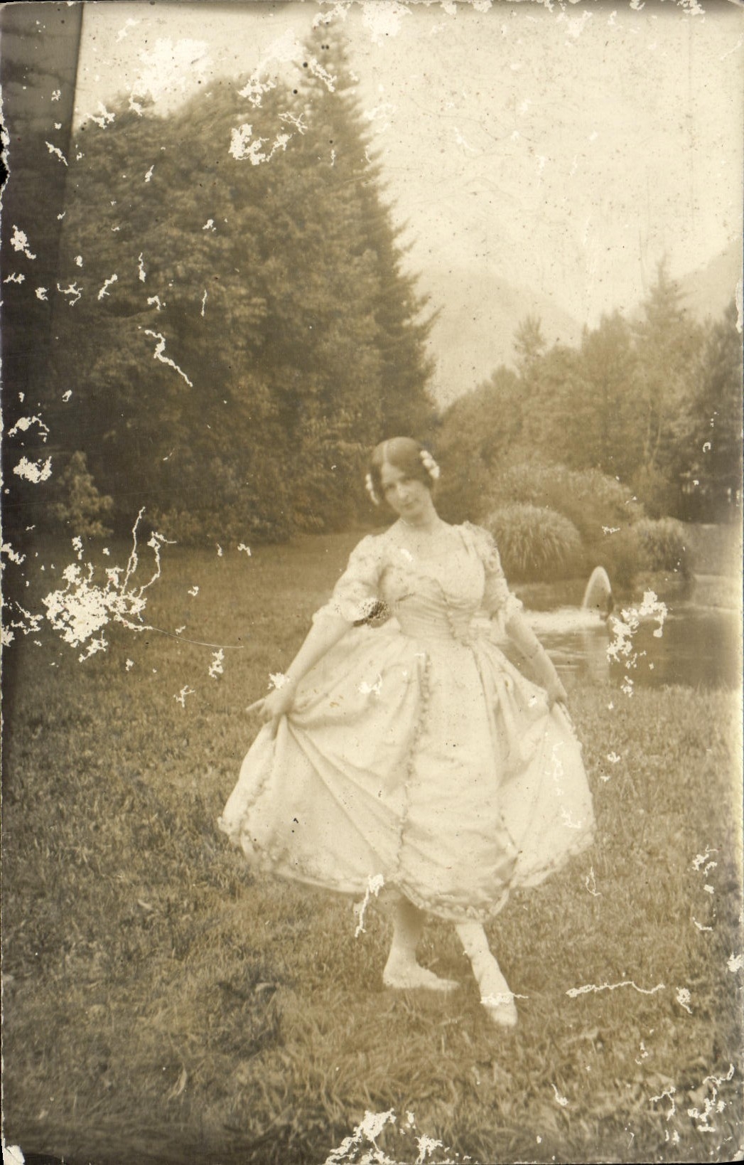 CARTE PHOTO Femme dansant
