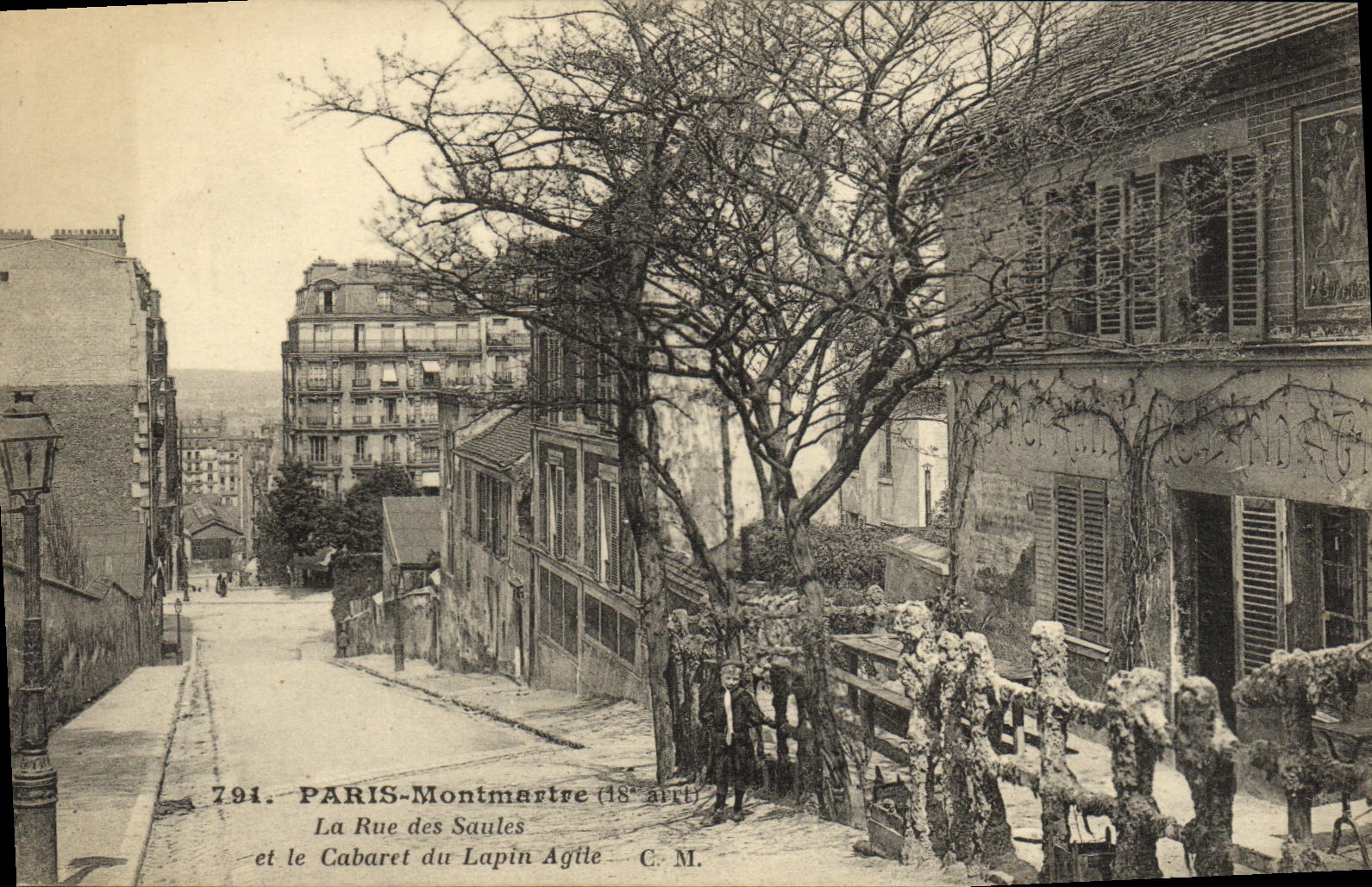 CPA Paris Montmartre La rue des Aules et le Cabaret du Lapin Agile 