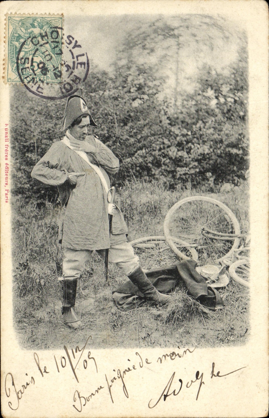 Soldat in Napoleonsuniform — Pose mit Fahrrad — Funzali Frères Verleger, Paris