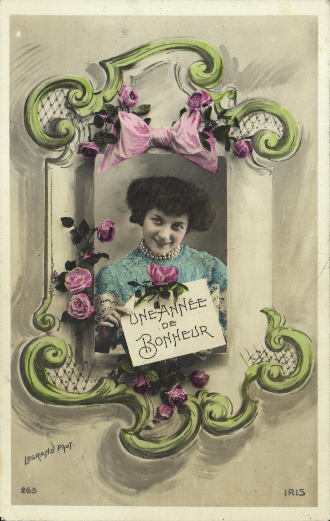 Femme souriante — 'UNE ANNÉE DE BONHEUR' — Legrand Phot. n°265, éditée par Iris