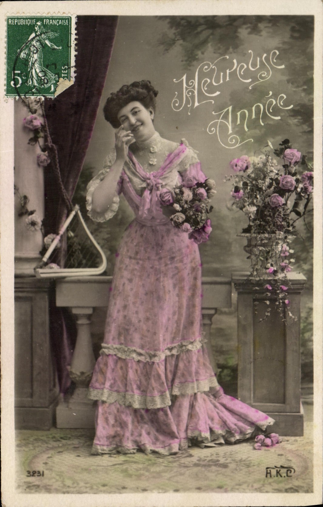 Femme en robe rose — 'Heureuse Année' — H.K.C. n°3231