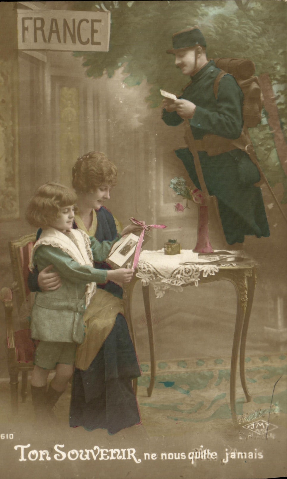 CPA Fantaisie Femme Enfant Soldat Militaria 