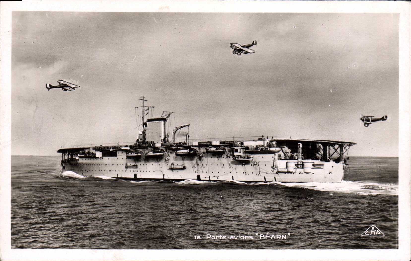 CPA Bateau Porte avions Bearn 