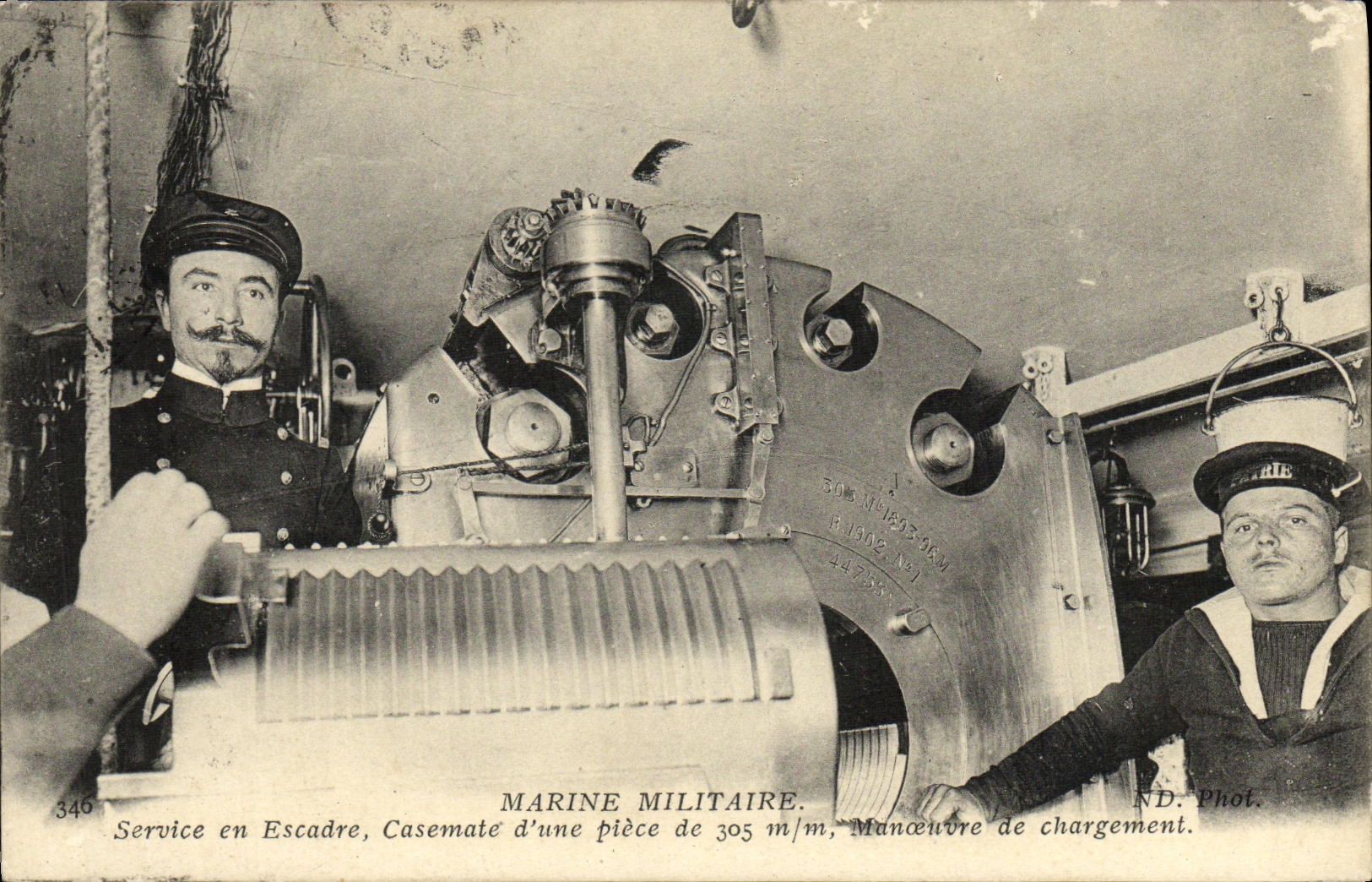 CPA Bateau Marine Service en escadre Casemate d'une piece de 305mm manoeuvre de chargement 