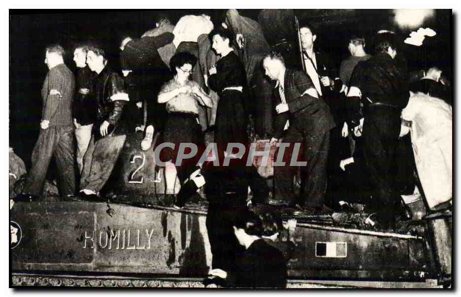 CPM Nuit du 24 aout 1944 Le premier char Leclerc arrive a l'hotel de ville Paris Tank