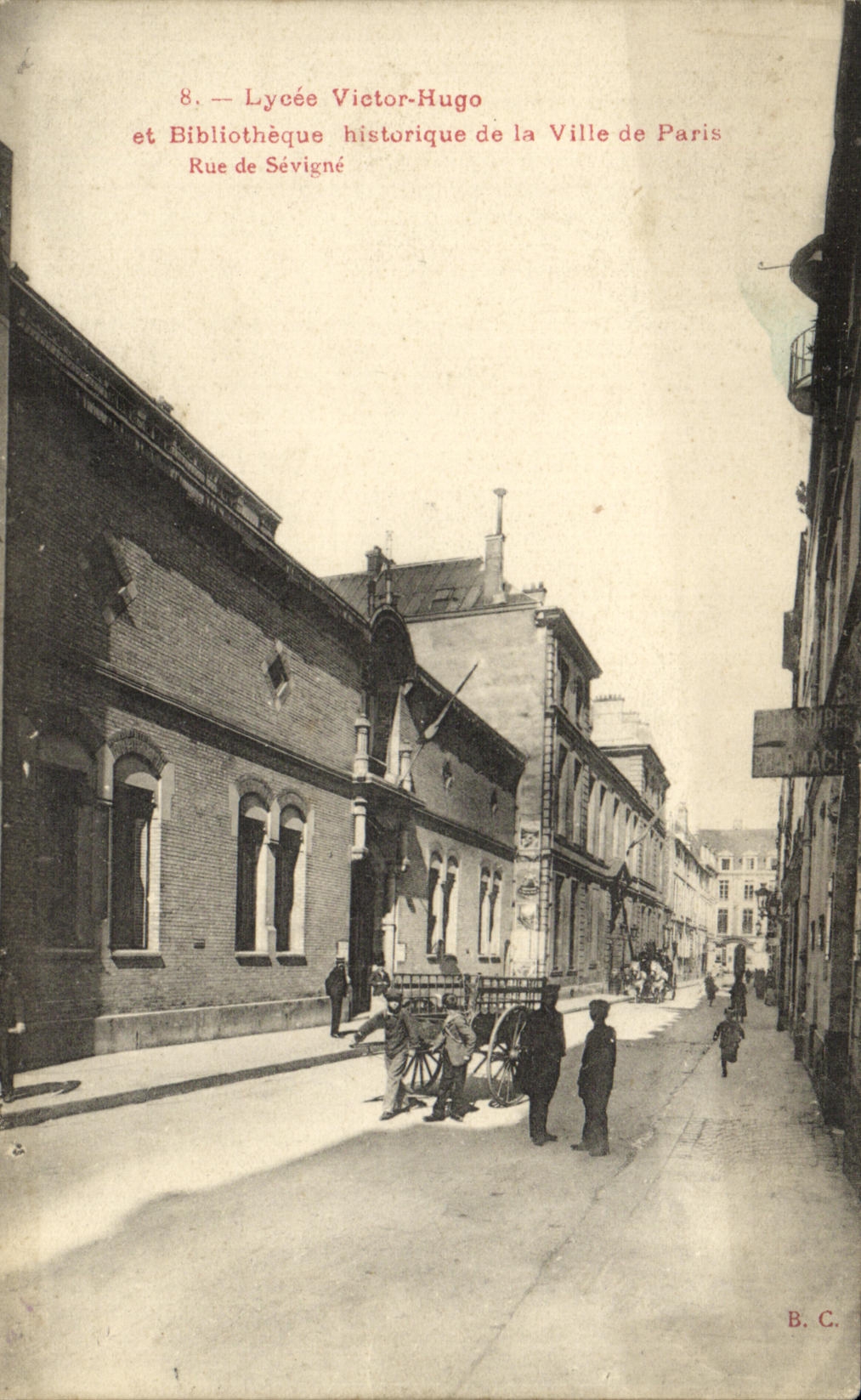 CPA Paris Lycee Victor Hugo et bibliotheque de la ville de Paris Rue de Sevigne 