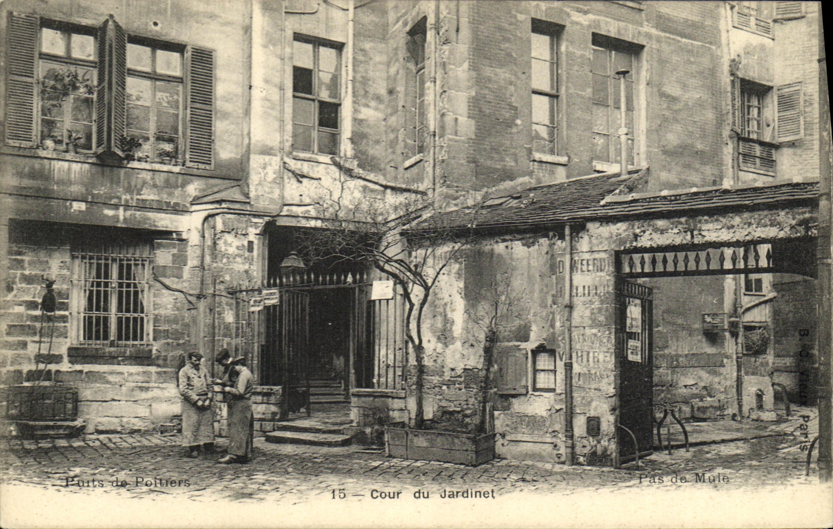 CPA Paris Cour du jardinet 