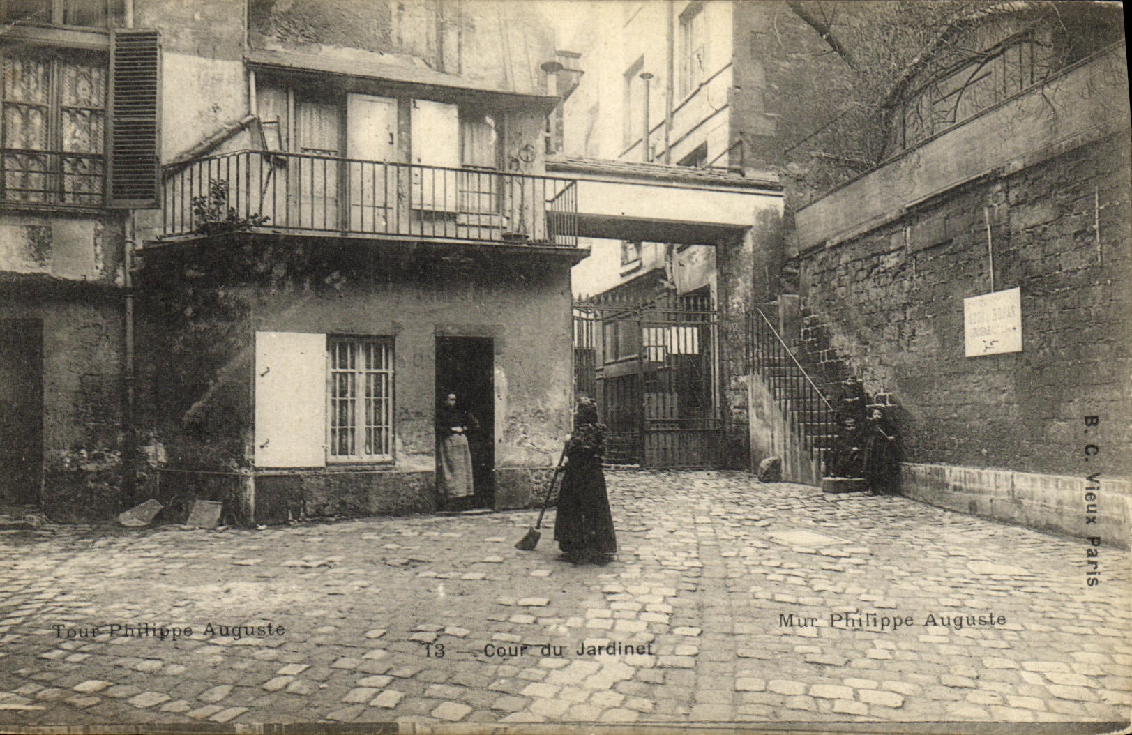 CPA Paris Cour du jardinet 
