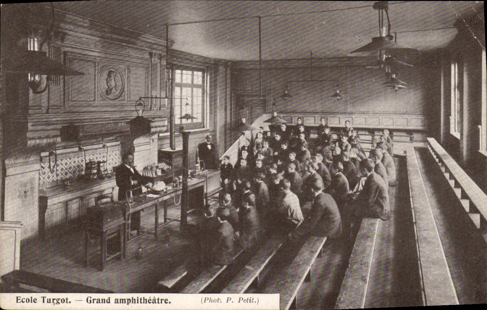 École Turgot — Grand amphithéâtre — Phot. P. Petit