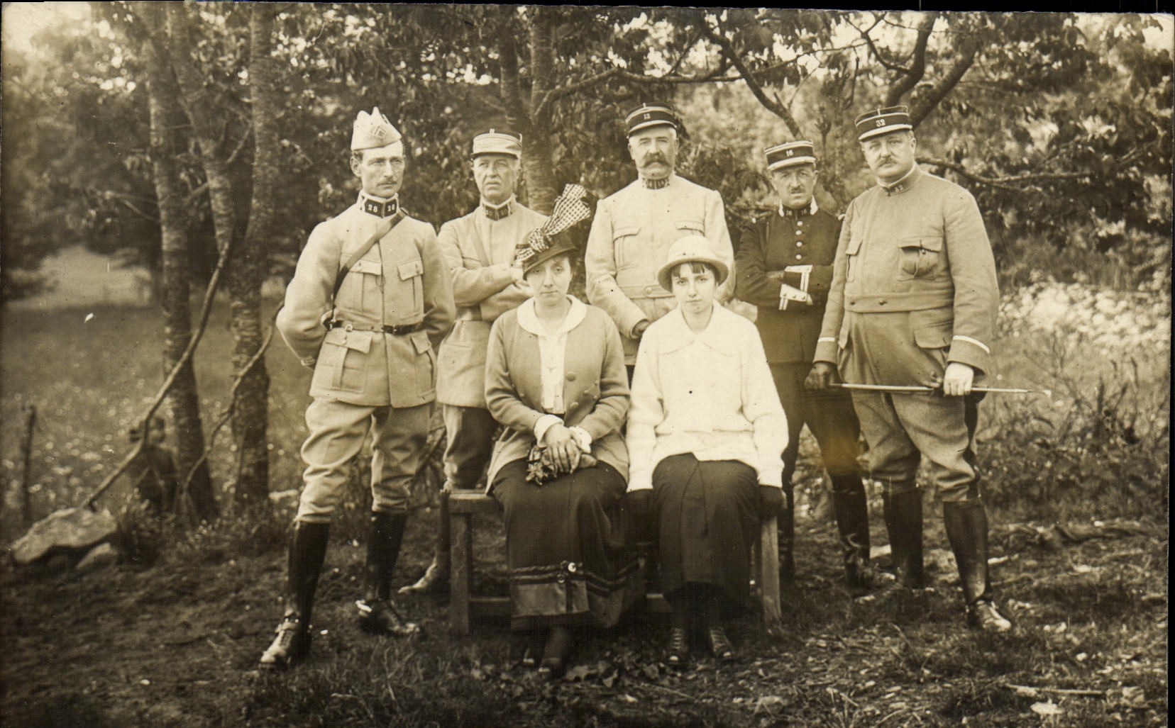 Groupe d'officiers et deux femmes — Escadron T²¹ Monté - 28ᵉ Dragons — Photographe Maurice GUISINIER