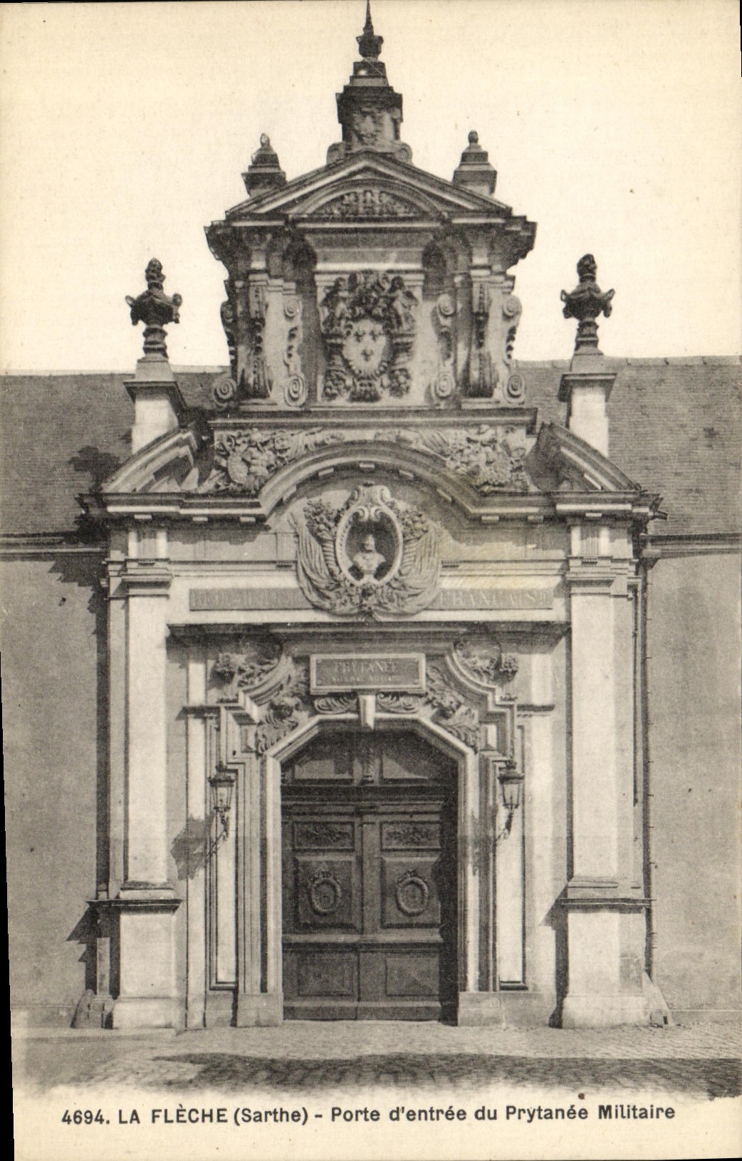 CPA La Fleche Porte d'entree du Prytanee militaire